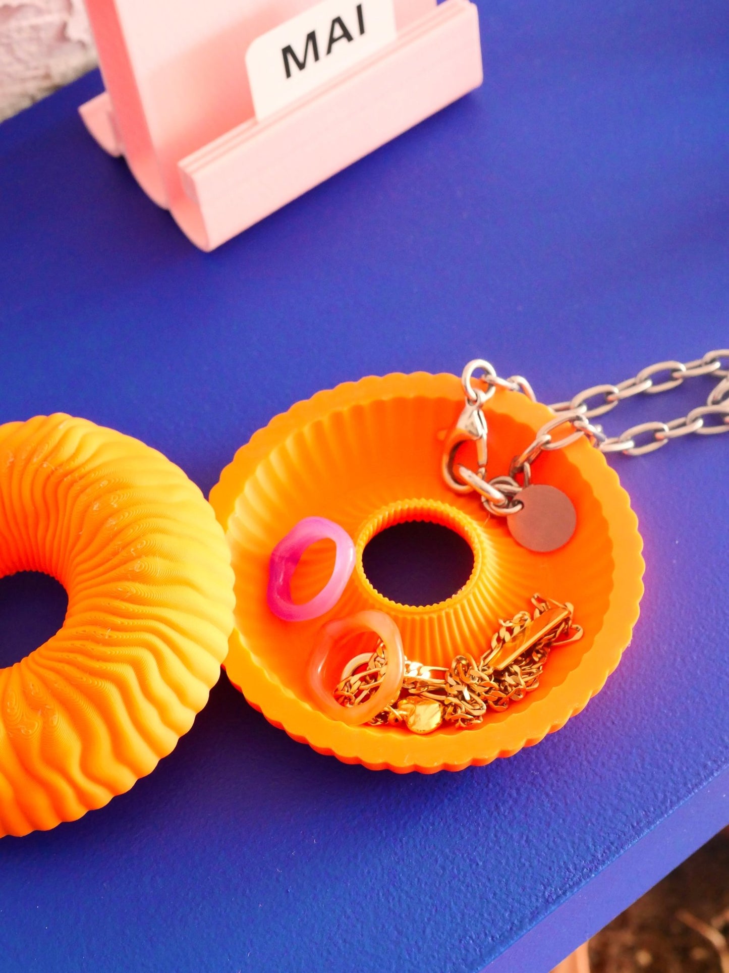 Wavy Donut Box Orange - Re-leaf